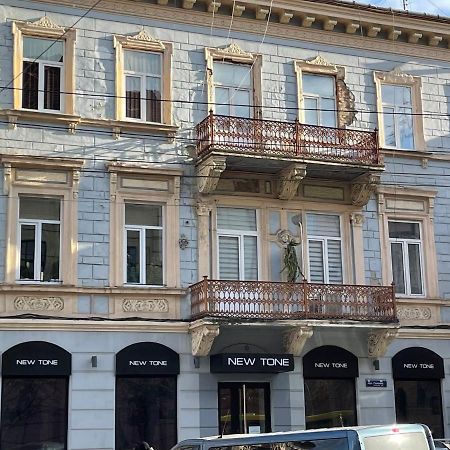 Lux Apartment In Zentrum Chernivtsi Bagian luar foto