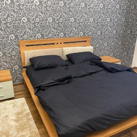 Lux Apartment In Zentrum Chernivtsi Bagian luar foto