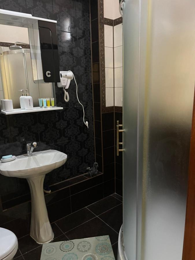 Lux Apartment In Zentrum Chernivtsi Bagian luar foto