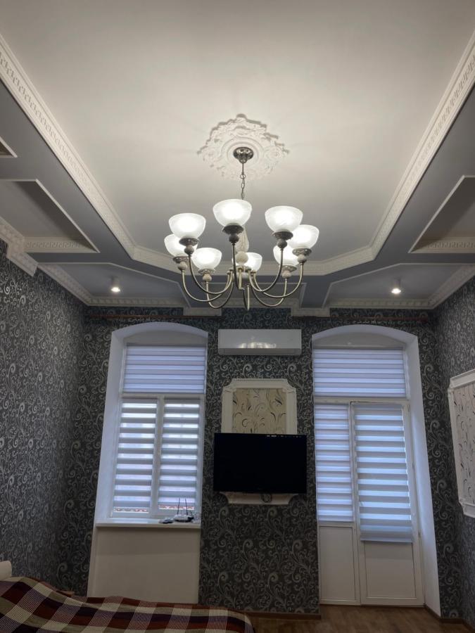 Lux Apartment In Zentrum Chernivtsi Bagian luar foto