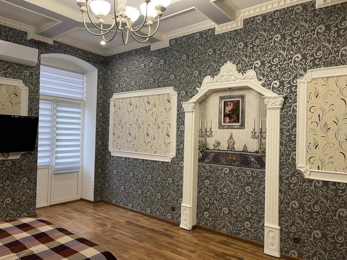 Lux Apartment In Zentrum Chernivtsi Bagian luar foto