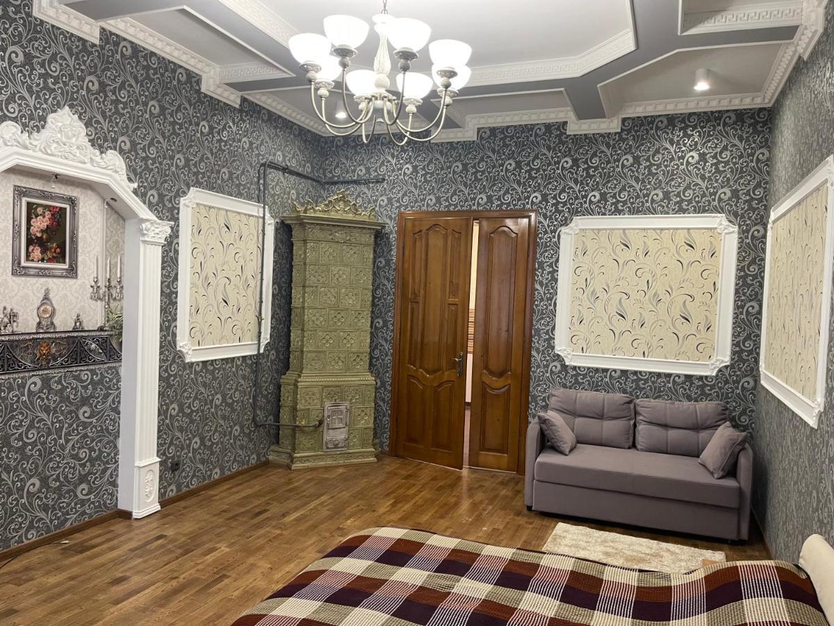 Lux Apartment In Zentrum Chernivtsi Bagian luar foto