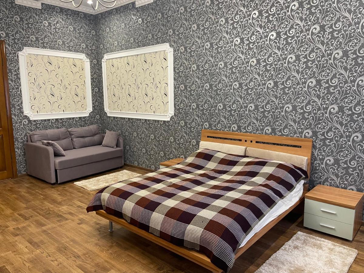 Lux Apartment In Zentrum Chernivtsi Bagian luar foto