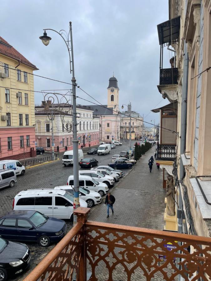 Lux Apartment In Zentrum Chernivtsi Bagian luar foto