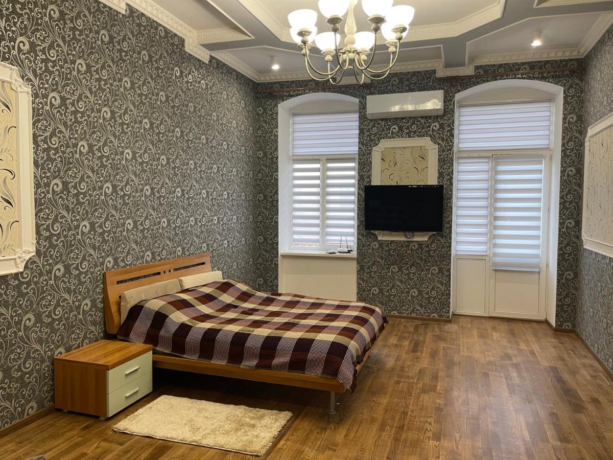 Lux Apartment In Zentrum Chernivtsi Bagian luar foto