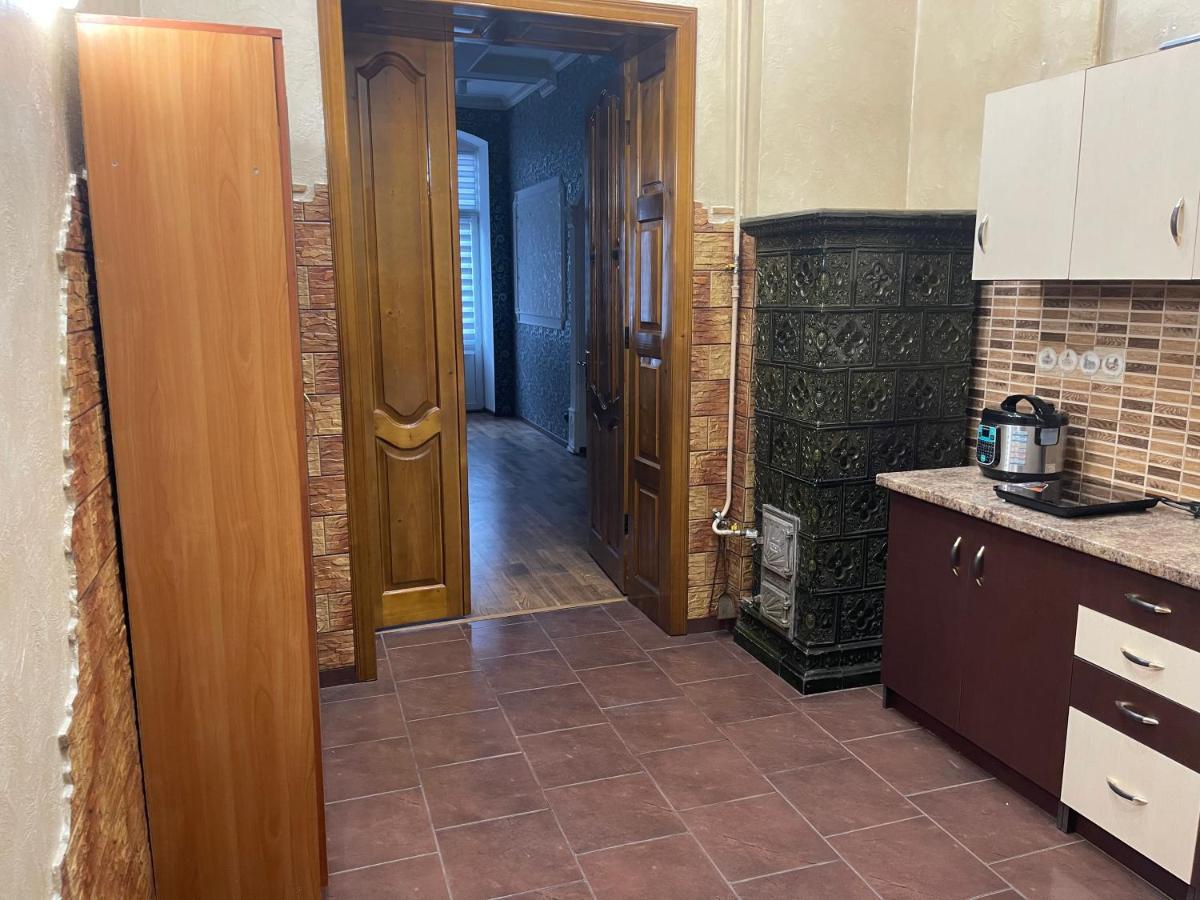 Lux Apartment In Zentrum Chernivtsi Bagian luar foto