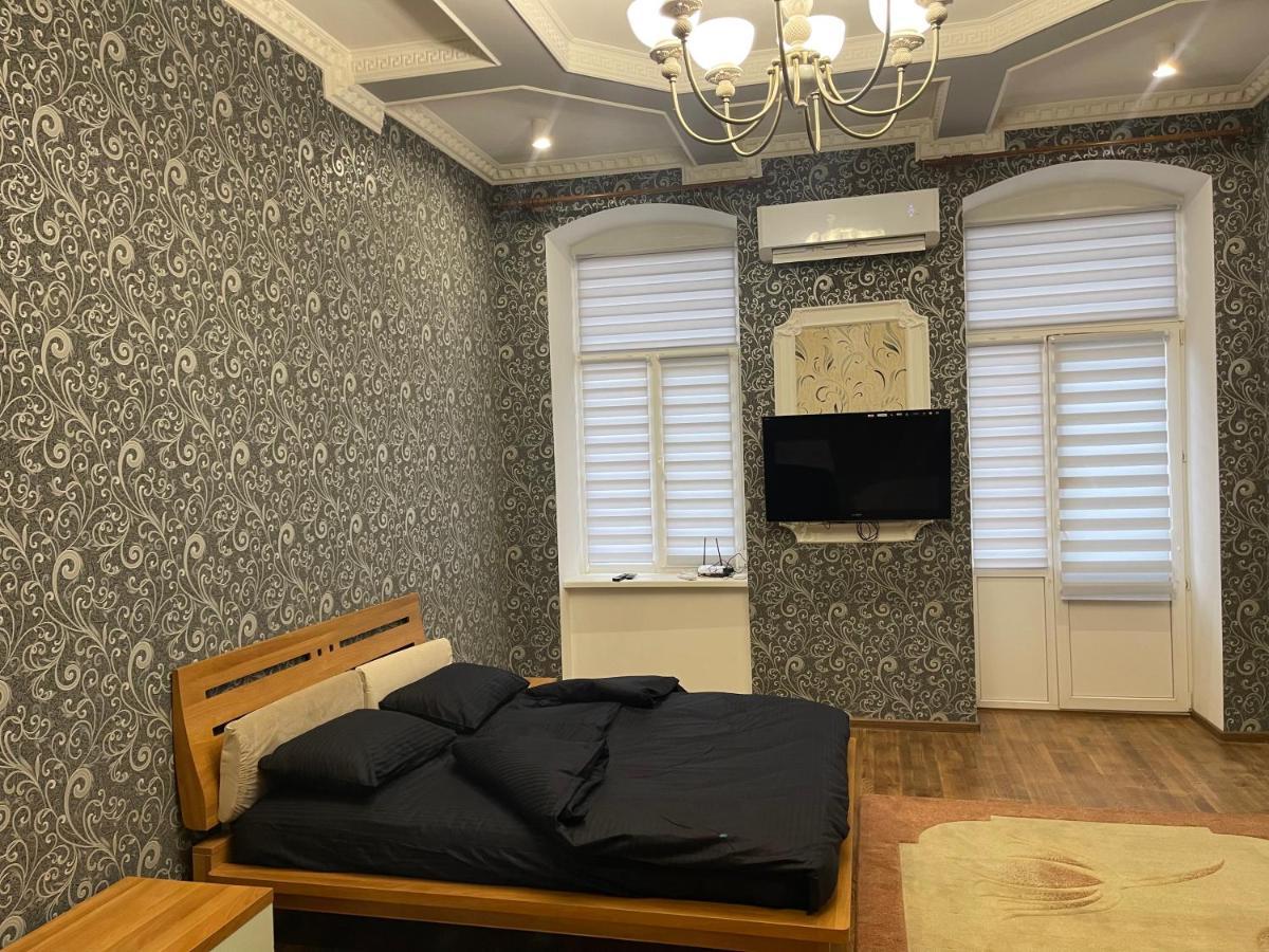 Lux Apartment In Zentrum Chernivtsi Bagian luar foto