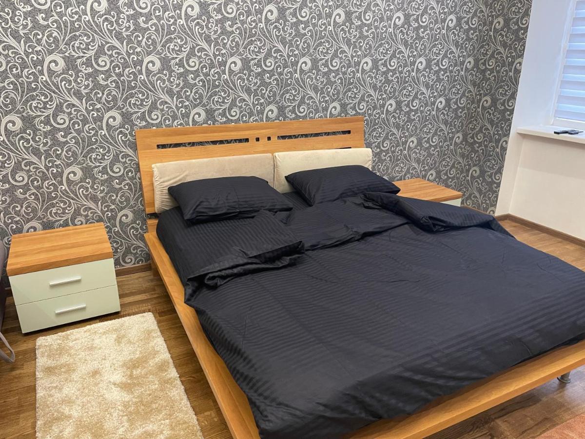 Lux Apartment In Zentrum Chernivtsi Bagian luar foto