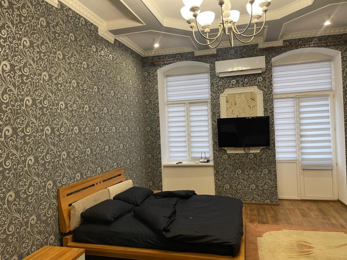 Lux Apartment In Zentrum Chernivtsi Bagian luar foto